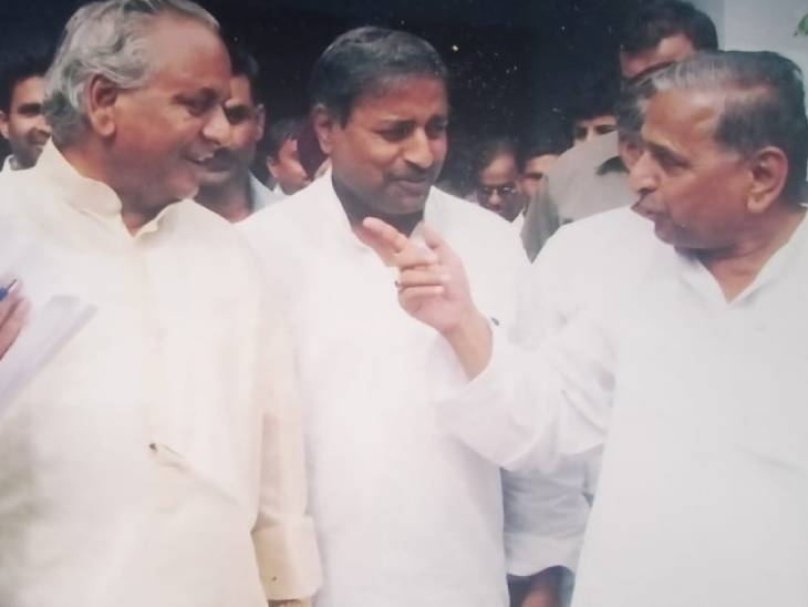 This photo is from the 1993 assembly elections.  In the photo, Mulayam Singh and Kalyan Singh are seen talking.