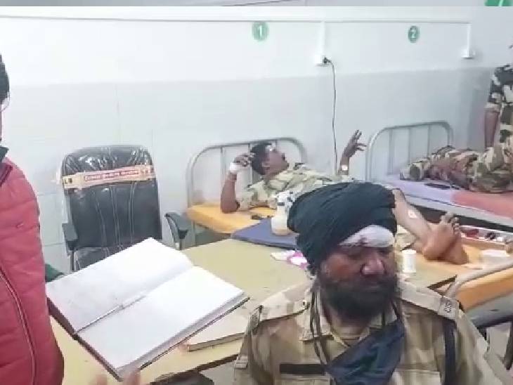 After the incident, the police reached the spot and admitted the injured 17 jawans to CHC Hargaon in a hurry.