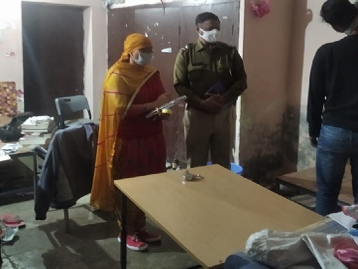 घटना स्थल पर जांच करती पुलिस की टीम। - Dainik Bhaskar