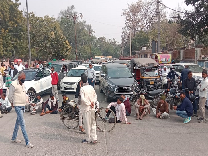 रोहतक में अंबेडकर चौक पर जाम लगाते मृतक डॉक्टर के परिजन व अन्य। - Dainik Bhaskar