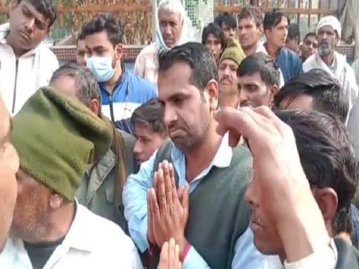 न्याय की मांग करता हाथ जोड़े डॉक्टर का भाई।