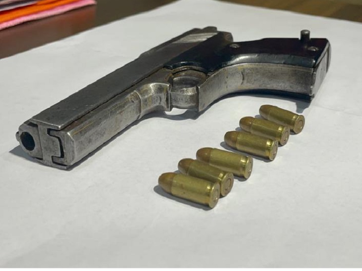 मोबाइल में पिस्टल की तस्वीर दिखाकर ग्राहक तलाश कर रहा था युवक