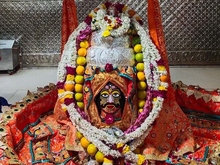 On the occasion of Maha Shivratri, Mahakal's amazing makeup, dupatta,  crown, hooded goods, umbrella etc. were offered.