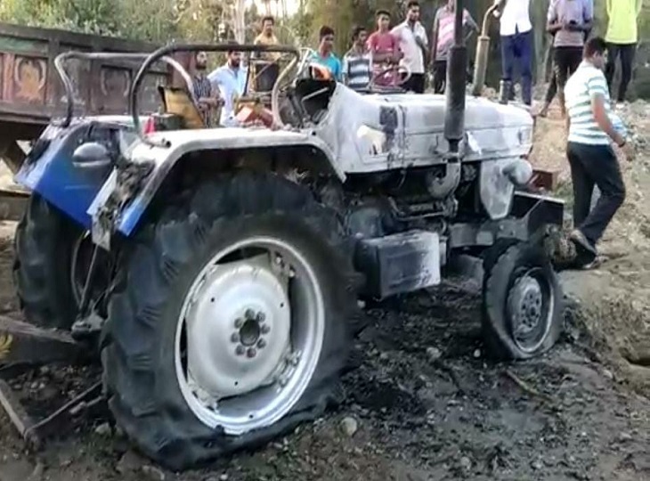 डीजल टैंक फोड़कर ट्रैक्टर में आग लगा दी।