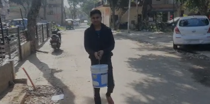 पानी की सप्लाई भी नहीं है। आस पड़ोस से लोग इस तरह बाल्टी में पानी लाने पर मजबूर हैं।