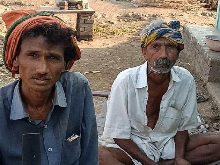 सीताराम (सफेद शर्ट में) को दोनों आंखों से दिखना बंद हो गया। हाथ-पैर भी काम नहीं करते।