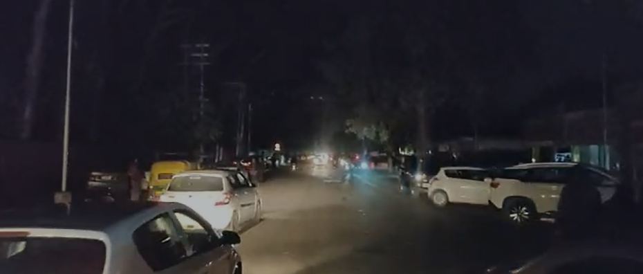 चंडीगढ़ की सड़कें रात में रोशन रहती हैं, लेकिन बिजली गुल होने से यहां अंधेरा छाया हुआ है।