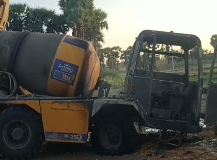 माओवादियों ने मिक्सर मशीन को भी आग के हवाले किया है।