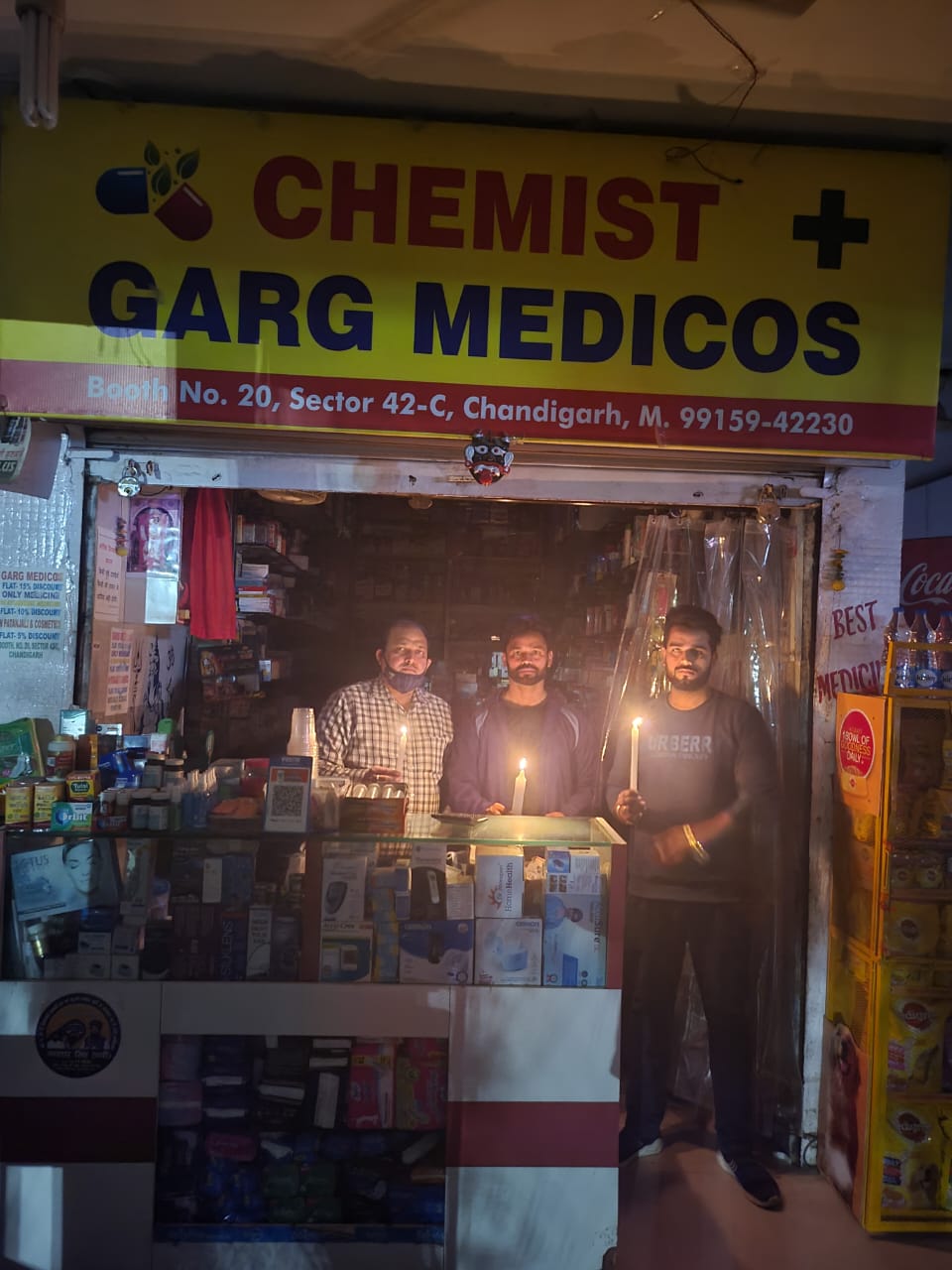 चंडीगढ़ सेक्टर 42 में दुकानदार रात में मोमबत्ती जलाकर दुकान में रोशनी करने को मजबूर हैं।