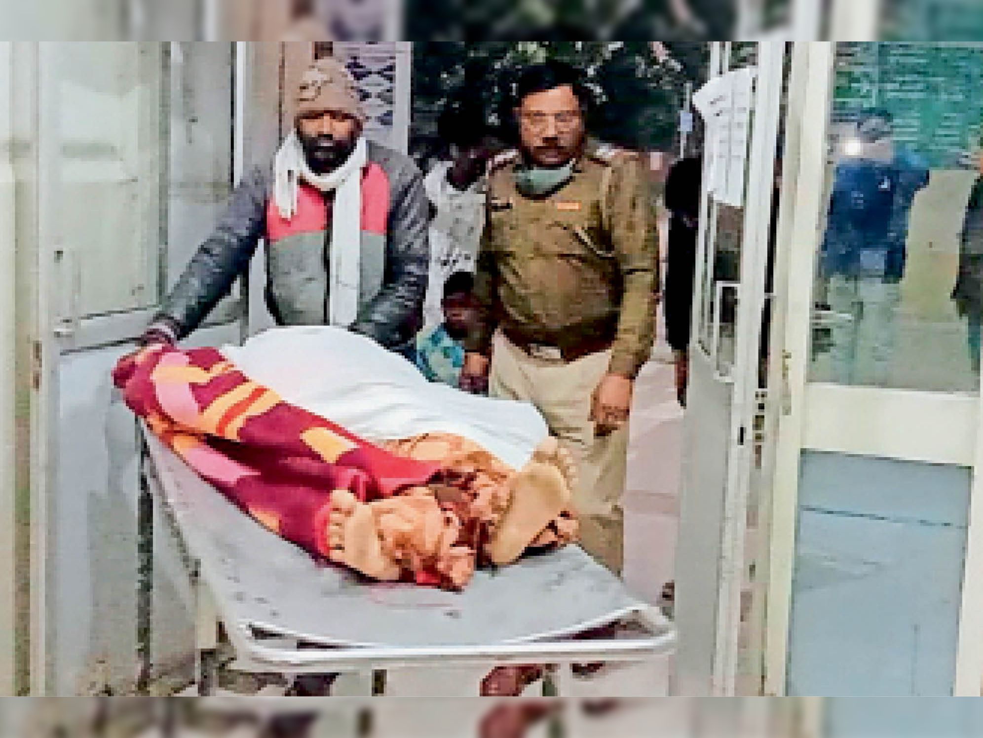 पति- पत्नी के शव को लेकर अस्पताल में पहुंची पुलिस। - Dainik Bhaskar