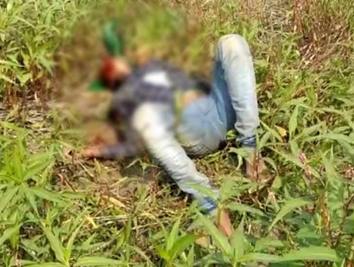 नीचे मृत पड़ा ट्रक ड्राइवर।