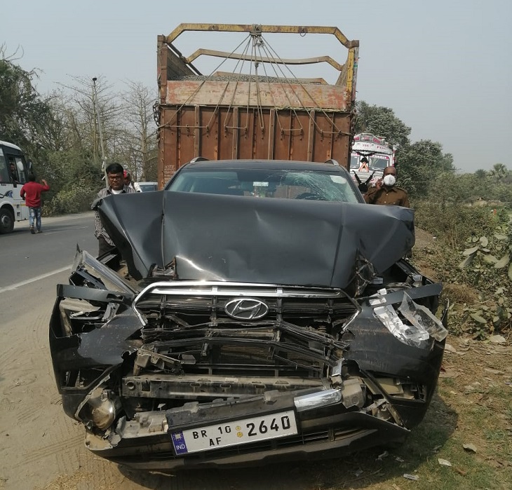 कार व ट्रक को पुल से हटाकर सड़क पर लाया गया।