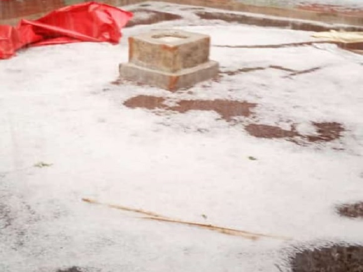 सफेद चादर अंबिकापुर के गांव के एक घर के आंगन में।