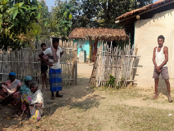 घर के बाहर खड़े ग्रामीण।