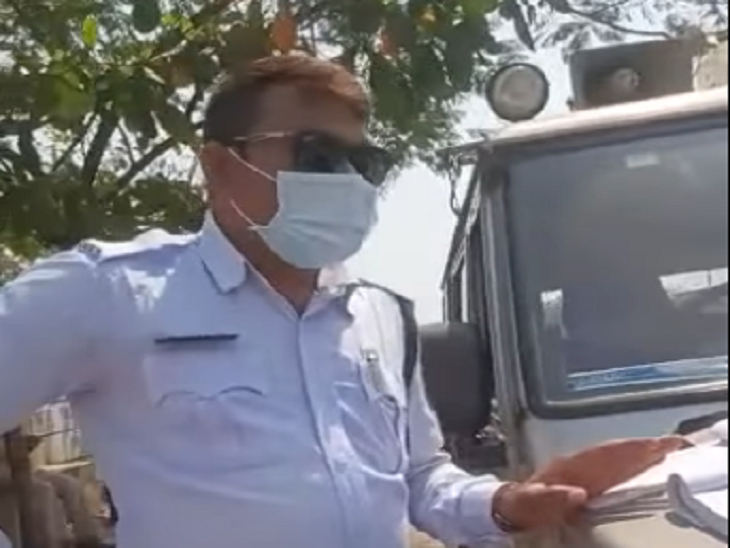 इस कॉन्स्टेबल को सस्पेंड कर दिया गया।