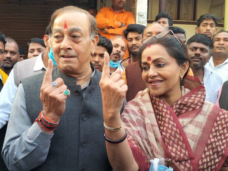 अमेठी में भाजपा प्रत्याशी और संजय सिंह ने अपनी पत्नी अमिता के साथ वोट डाला।