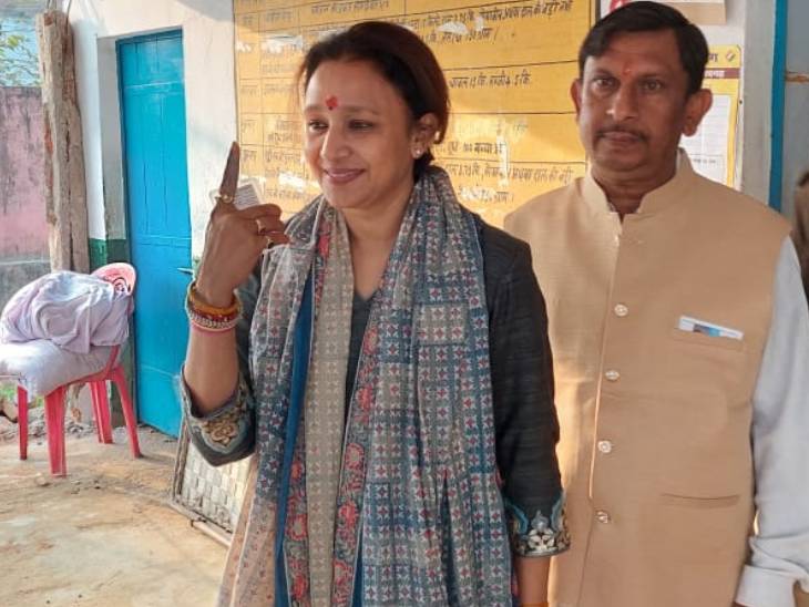 प्रतापगढ़ में रामपुर खास से उम्मीदवार और कांग्रेस के दिग्गज नेता प्रमोद तिवारी की बेटी आराधना मिश्रा मोना ने संग्रामगढ़ बूथ पर वोट डाला।