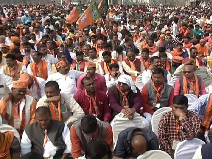 प्रधानमंत्री आज पांचवे चरण की वोटिंग के बीच बस्ती में रैली करने पहुंचे