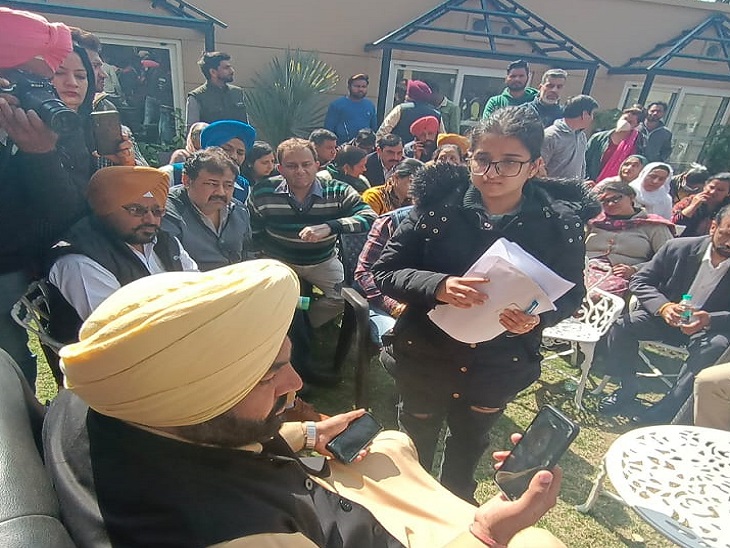 कांग्रेस सांसद औजला वीडियो कॉल से यूक्रेन में फंसे छात्रों से बातचीत करते हुए।