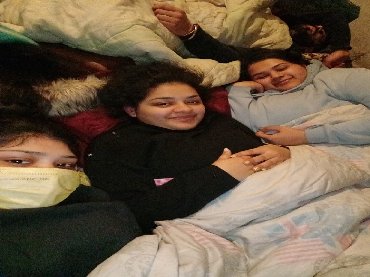 छत्तीसगढ़ की स्टूडेंट्स बंकर में हैं।