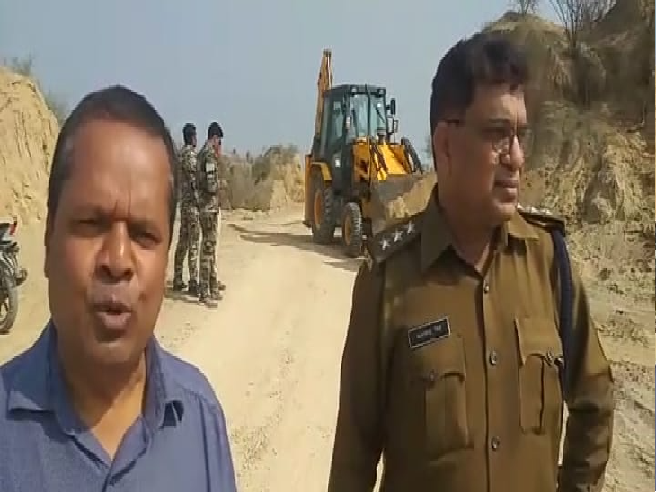 कार्रवाई के दौरान अधिकारी