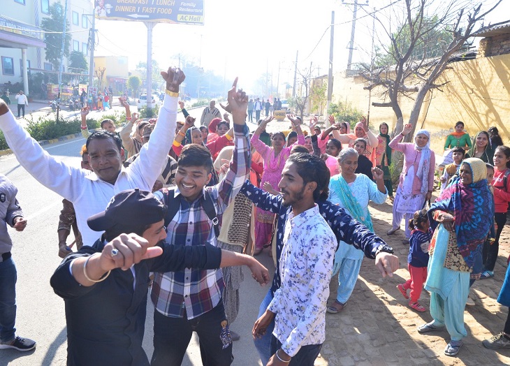 सिरसा में गुरदता गद्दी दिवस पर नाचते लोग।