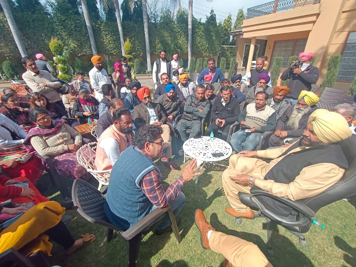 अमृतसर में कांग्रेस सांसद औजला के पास पहुंचे यूक्रेन में फंसे बच्चों के अभिभावक। - Dainik Bhaskar
