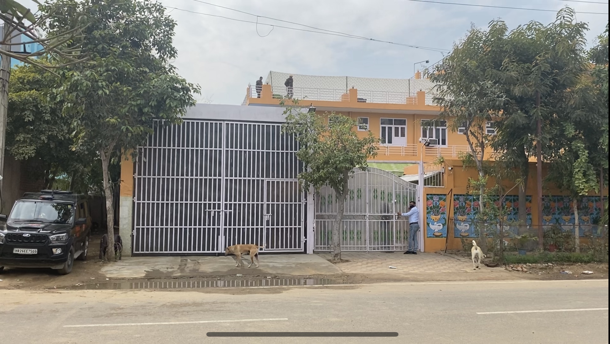 गुरुग्राम के सेक्टर 50 में स्थित नाम चर्चा घर में 21 दिनों तक कैद रहा राम रहीम। सिक्योरिटी इतनी सख्त थी कि छत को टेंट से घेरकर रखा गया था ।