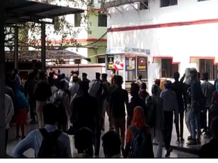 रेलवे स्टेशन में दोनों पक्षों के बीच हुई थी मारपीट।