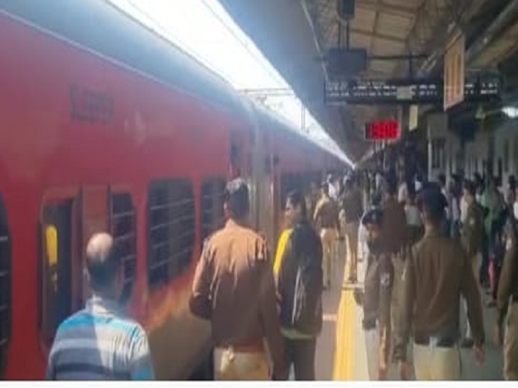 मारपीट की खबर मिलने के बाद पहुंची थी RPF की टीम।