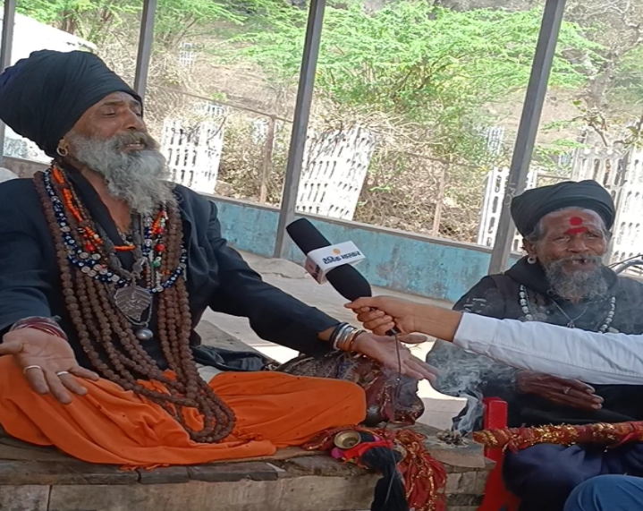 योगी सरकार की तारीफ करते हुए दो बाबा, कामदगिरि परिक्रमा मार्ग में भीख मांगते हैं।