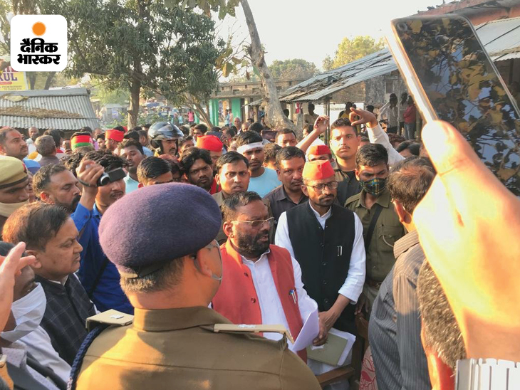 पुलिस अफसरों से बात करते स्वामी प्रसाद मौर्या।