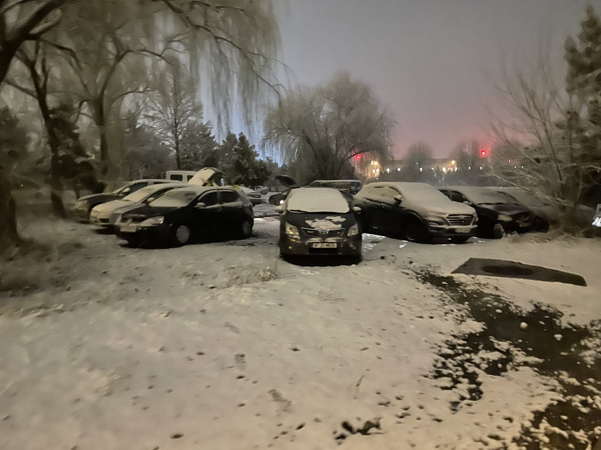 जमा देने वाली ठंड में स्टूडेंट्स को उनके हाल पर छोड़ दिया गया।