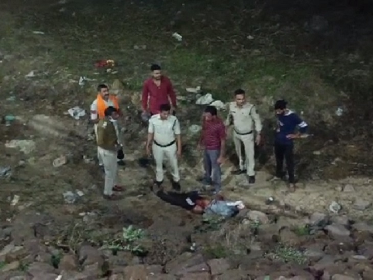 पुल से नीचे गिरे बाइक सवार की मौत हो गई।