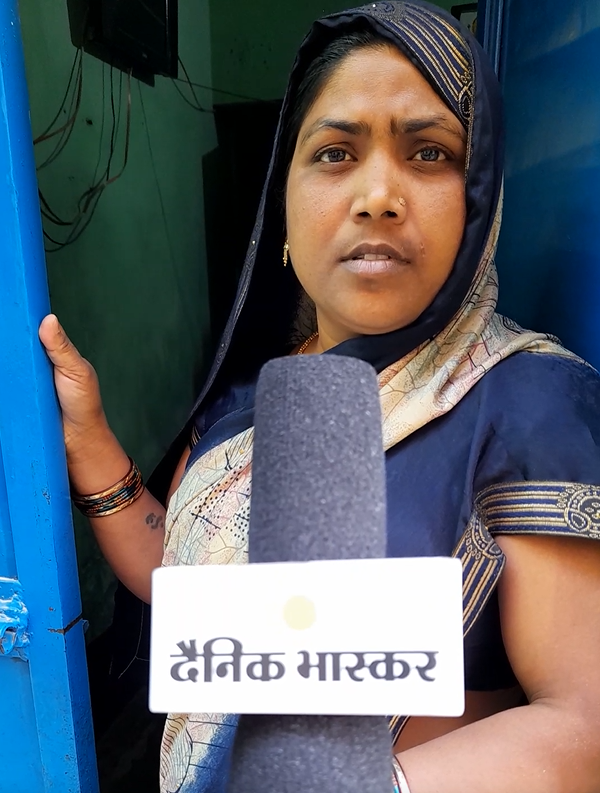 गहमर गांव की संगीता के पति झब्बूराम सीमा सड़क सुरक्षा विभाग में अफ्सर थे। 15 अगस्त 2017 में उनका निधन हो गया। उन्हें अब हर महीने 12 हजार पेंशन मिल रही है। वो चाहती हैं कि उनके दोनों बच्चे पढ़-लिखकर सेना में जाएं।