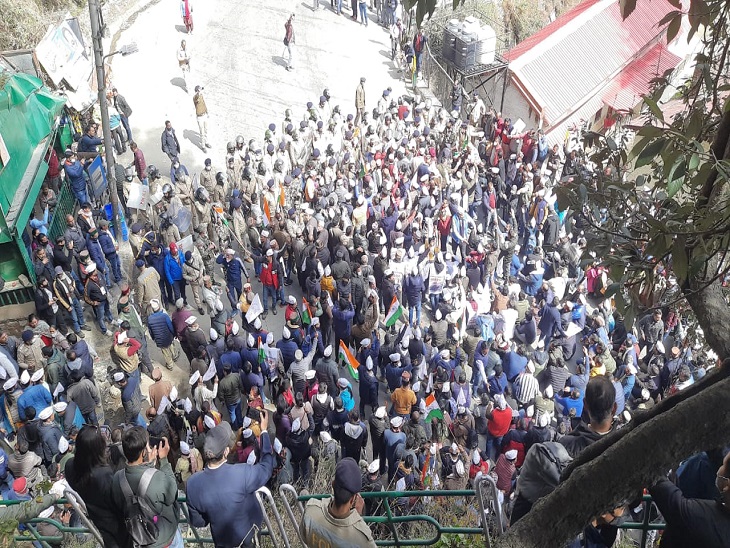OPS बहाली के लिए सड़कों पर उतरे कर्मचारी।