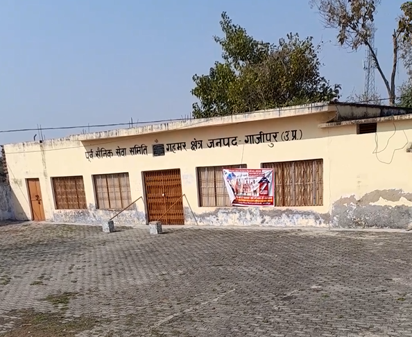 गहमर में रिटायर्ड फौजियों की मदद के लिए पूर्व सैनिक सेवा समिति का दफ्तर बनाया गया है। यहीं पर शाम होते ही पूर्व सैनिकों की मंडली जुटती है।