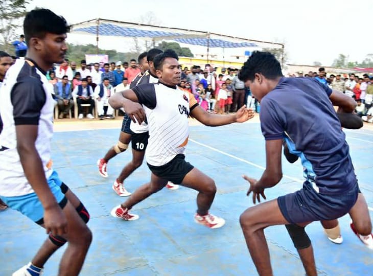 चित्रकोट महोत्सव में कबड्डी, वॉलीबॉल समेत विभिन्न खेलों का भी आयोजन किया गया। इसमें कई गांव के खिलाड़ियों ने हिस्सा लिया।