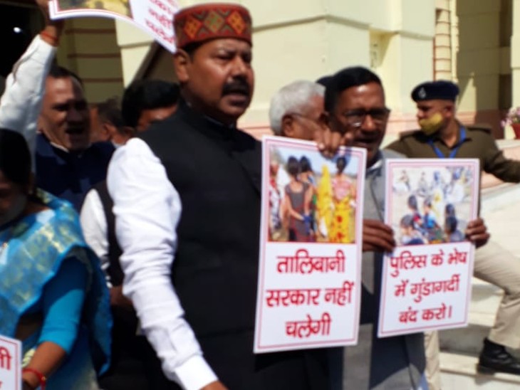 सदन की कार्यवाही शुरू होने से पहले प्रदर्शन करते RJD नेता।