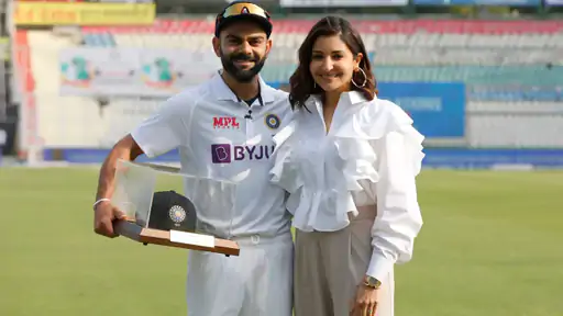 कोहली के 100वें टेस्ट के दौरान उन्हें स्पेशल कैप दी गई। इस दौरान उनकी पत्नी अनुष्का शर्मा भी मौजूद थीं।