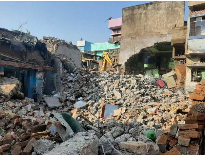 धमाके के बाद इस तरह से घर का मलबा फैल गया।
