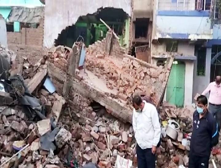 ब्लास्ट के बाद इस तरह से घर पूरी छत के साथ भरभरा कर गिर गया।