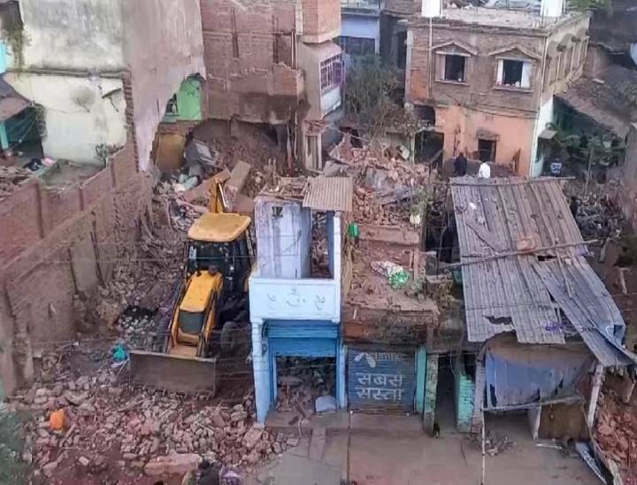 इसी घर में हुआ था धमाका, विस्फोट के बाद जेसीबी से हटाया जा रहा मलबा।