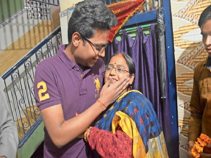 यूक्रेन से सकुशल लौटे उज्ज्वल ताे मां लिपट कर रोने लगी। बेटे की आरती उतारी। - Dainik Bhaskar