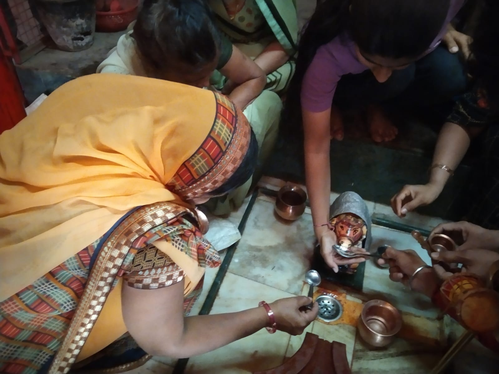 धार के शिव मंदिर में जुटी भक्तों की भीड़।