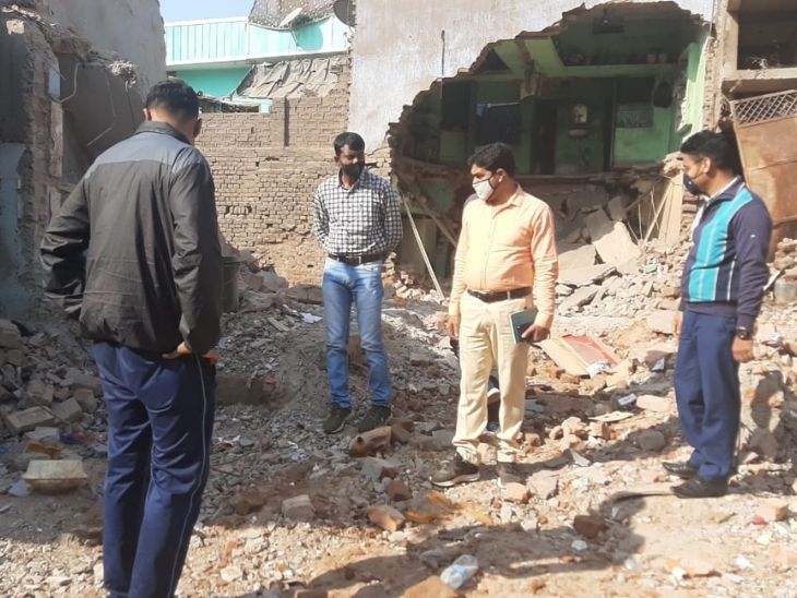 घटनास्थल पर जांच करती ATS की टीम।