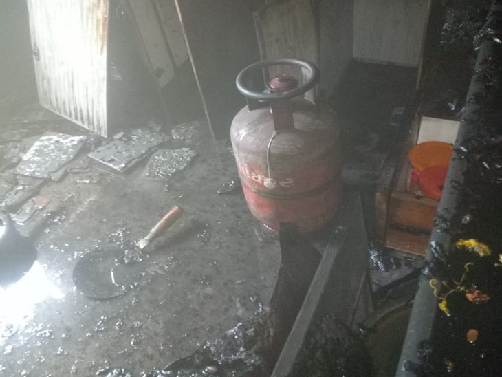 आग के बाद रसोईघर के हालात।