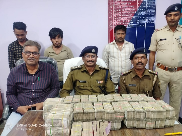 नोटों के बंडलों के साथ गोपालगंज पुलिस।