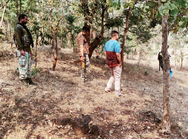 इलाके में सर्चिंग बढ़ाई गई है।