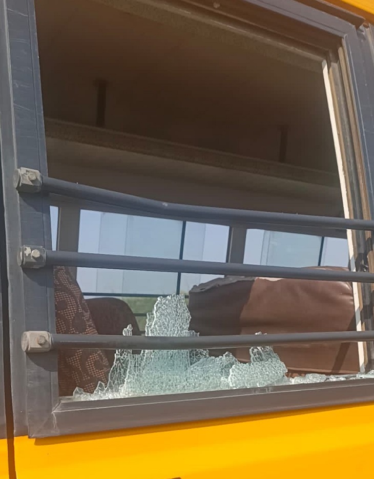 स्कूल बस का शीशा टूटने से दो बच्चों को चोटें आई हैं।